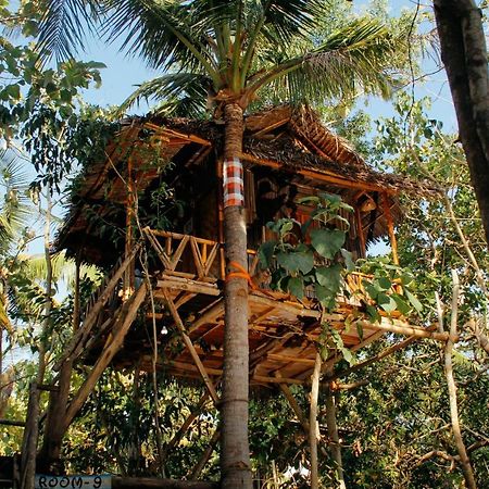 Nyuh Bengkok Tree House Hotel Batununggul Exterior photo